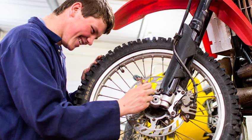 10 errores de mantenimiento que afectan a tu moto y tu seguridad