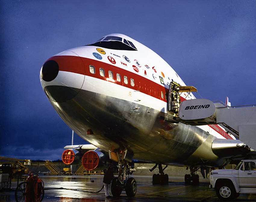 El gigante “Jumbo Jet” mostraba los logos de los operadores aéreos que habían ordenado dicha aeronave