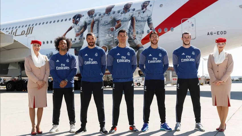 Emirates, como sponsor del Real Madrid decoró uno de sus A-380 con una foto gigante de varios de sus destacados jugadores