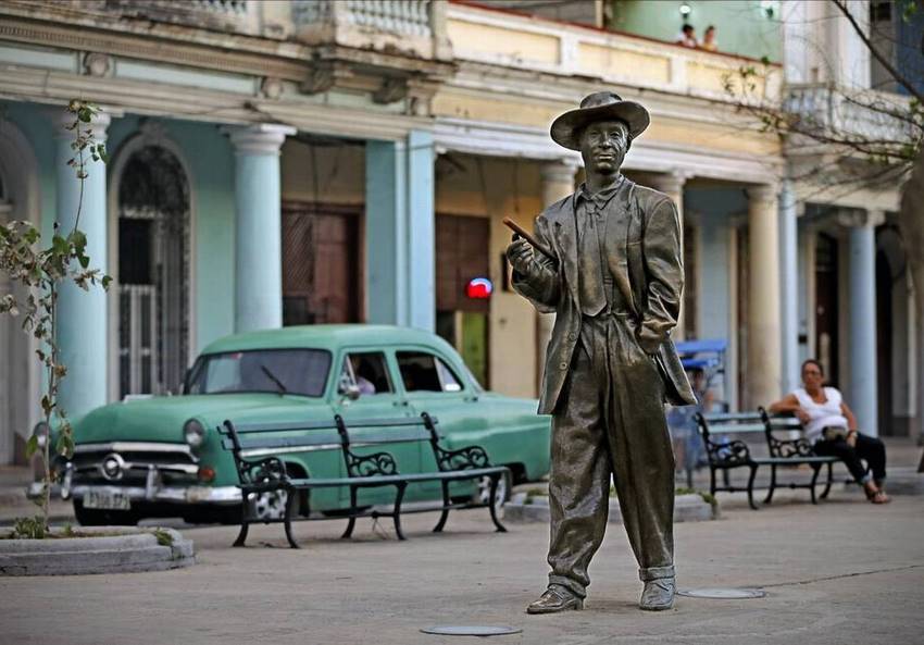 Estatua del Benny Moré en Paseo del Prado de Cienfuegos