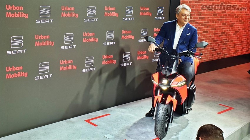 Luca de Meo, presidente de SEAT en la primera moto e-Scooter de la marca.