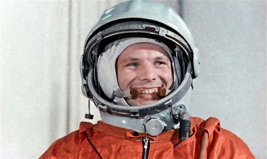 Yuri Gagarin, primer cosmonauta, inició los rituales. Traslado a la plataforma de despegue.