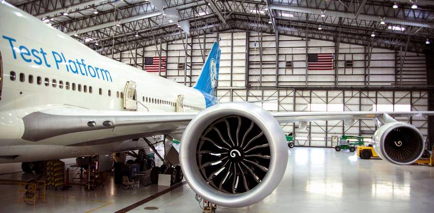 Una imagen del turbogfan catalogado como el más grande del mundo luego de ser instalado en ala del B-777x