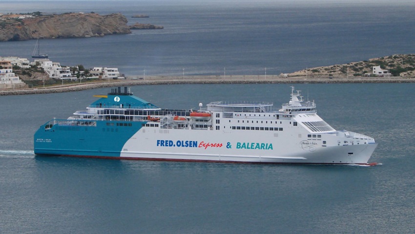 El ‘ ferry Nápoles ’, ahora propulsado por motores duales de gas, llega con innovaciones tecnológicas que mejoran la ruta Huelva-Canarias.