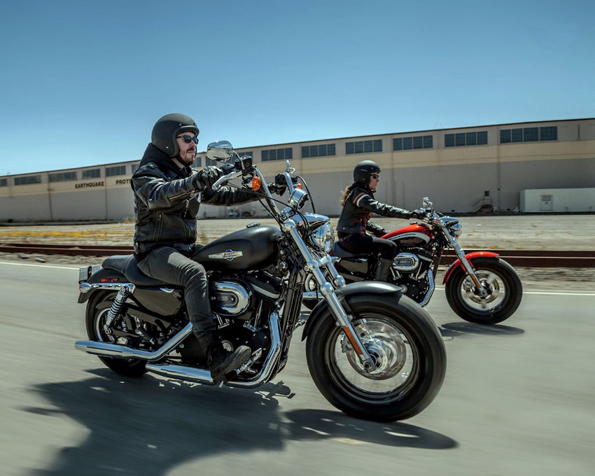 Hombres conduciendo moto Harley-Davidson