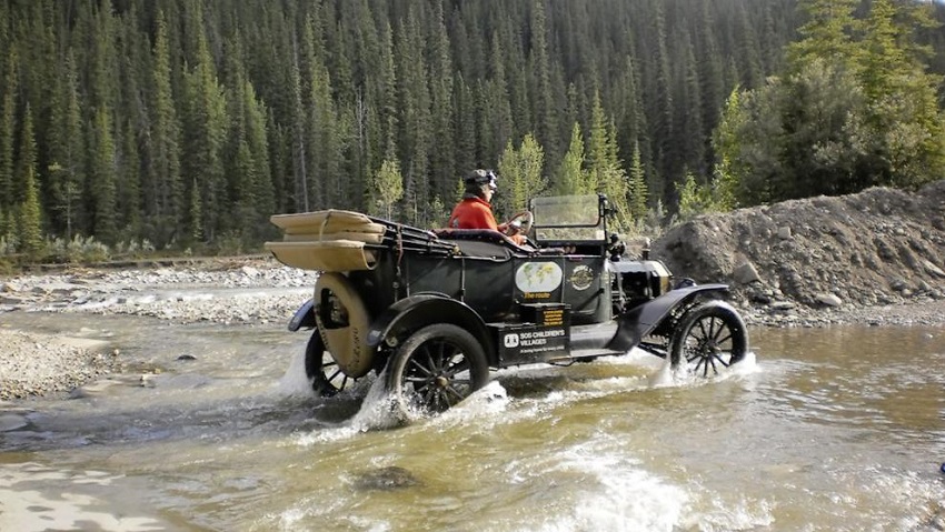 Los Regter cruzan ríos en su Ford T