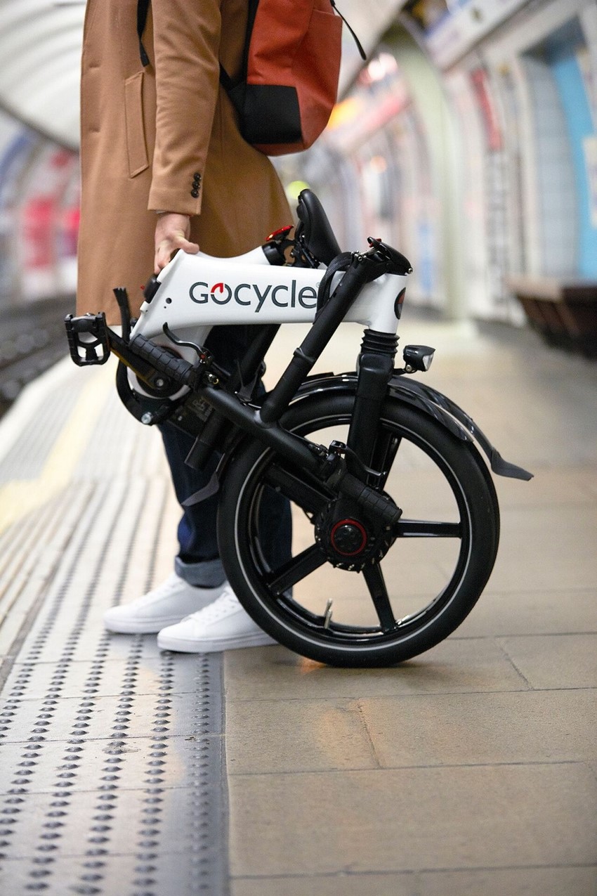 Hombre llevando su Gocycle GX en un metro