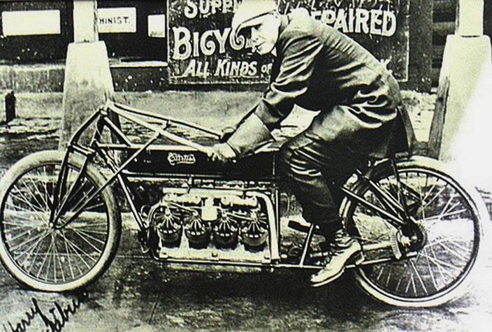 Glenn Curtis montando su moto