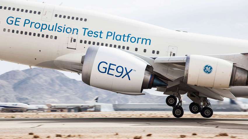 Durante el vuelo de prueba, montado en el GE Propulsion Test Platform, compare el tamaño del GE9X con los motores del B-747-400. El diámetro del GE9X es casi similar al diámetro del fuselaje de un B-737