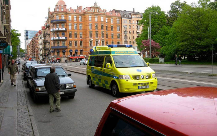 Las ambulancias suecas avisarán de su paso irrumpiendo en la reproducción de música de los coches