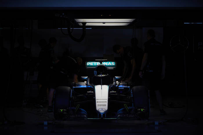 Mercedes busca piloto, Rosberg se retira