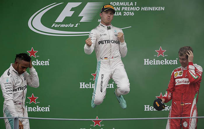 Mercedes domina en Italia con Hamilton