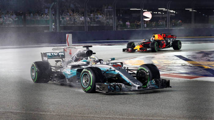 Mercedes aprovecha descalabro de Ferrari en Singapur 