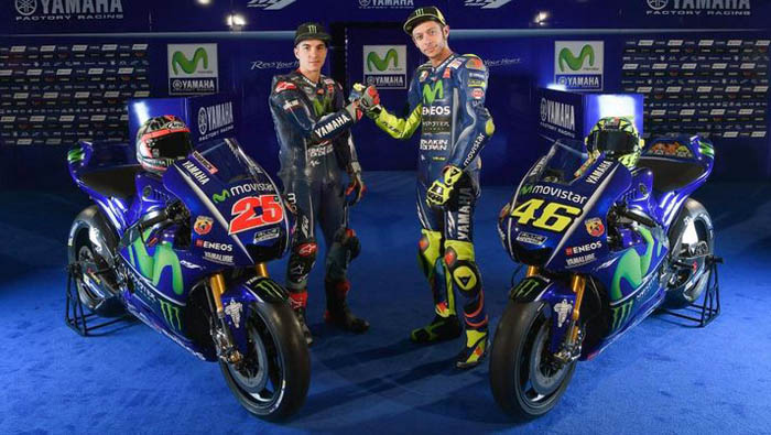Rossi y Viñales desvelan la nueva Yamaha