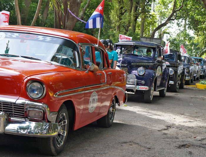 Rally de autos clásicos con sello A lo Cubano