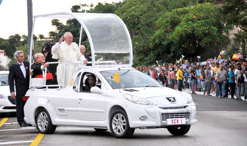 El Papamovil cubano es un Peugeot