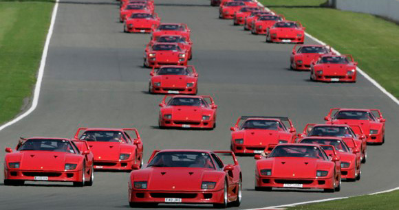 Récord mundial: 60 Ferrari F40 a la vez en pista