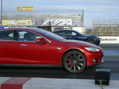 Tesla Model S P85D Vs Dodge Charger SRT Hellcat en vídeo