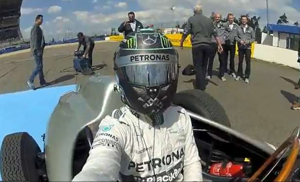 El ‘selfie’ más arriesgado: Nico Rosberg en un Mercedes W196