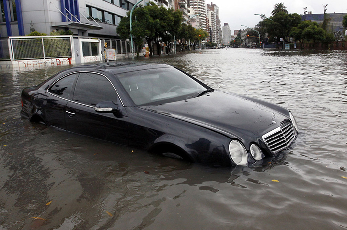 ¿Qué hacer si se inunda su auto?