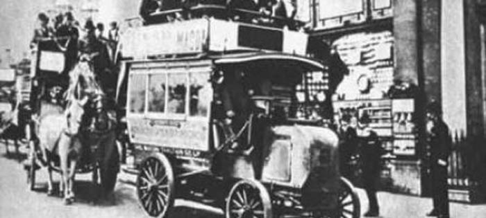 La historia del primer autobús con motor de gasolina