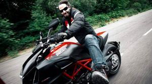 Keanu Reeves montando su Ducati