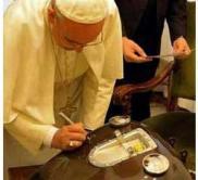 El papa Francisco subasta su Harley para ayudar a un comedor de Cáritas en Roma