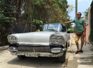 Rocney en su Pontiac del 58 Así es la vida de Rocney, un conductor de almendrón de La Habana