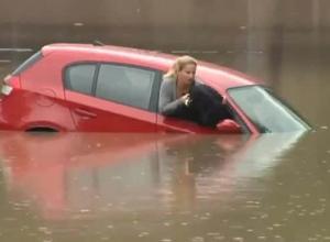 Auto bajo el agua ¿Cómo salir de un auto sumergido?