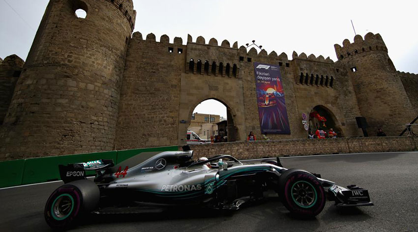 Hamilton pesca la primera victoria de Mercedes en Bakú