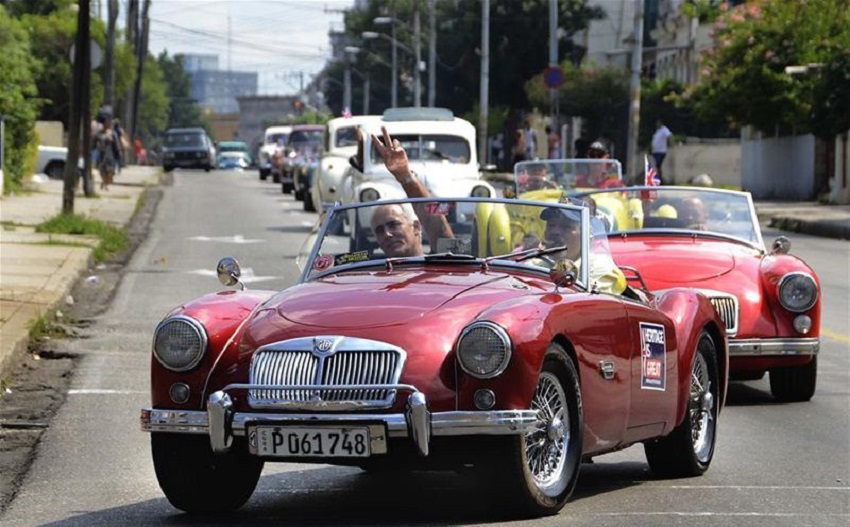 Caravana del Club de Autos Antiguos A Lo Cubano