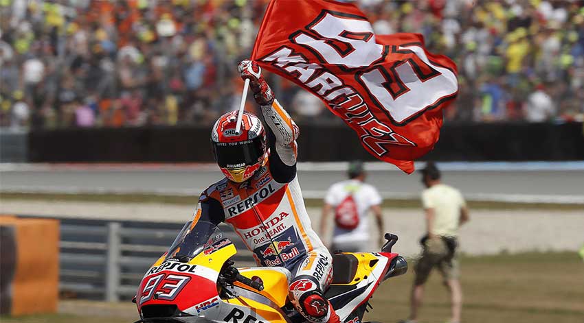 Marc Marquez con su Bandera y su honda