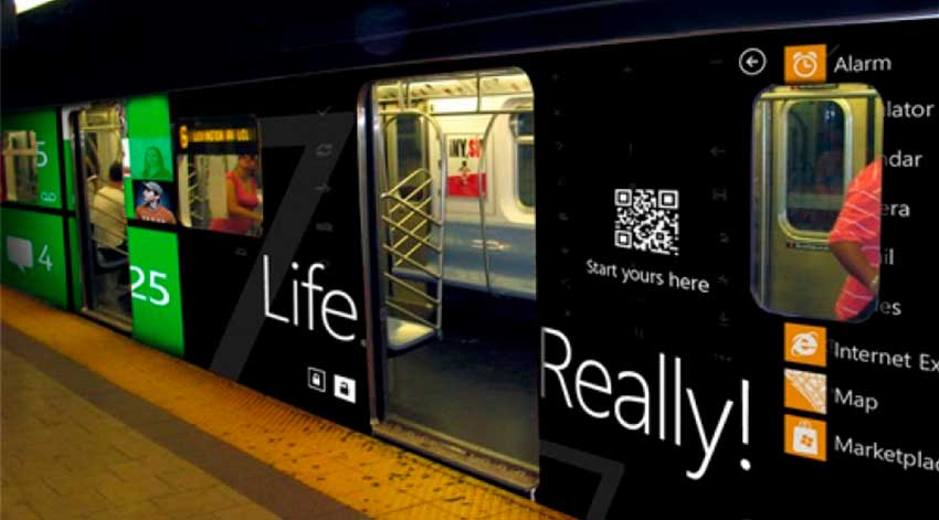 Vagón de tren con publicidad