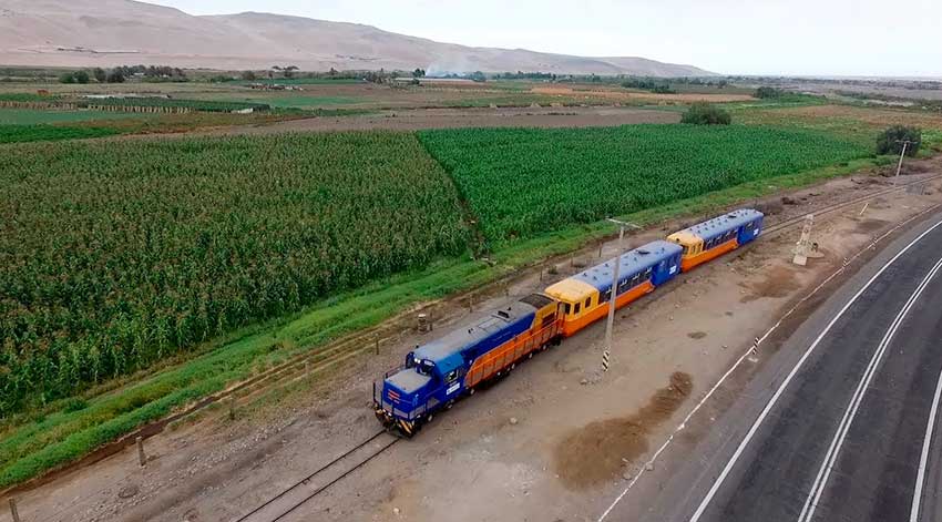 Tren por el altiplano andino chileno