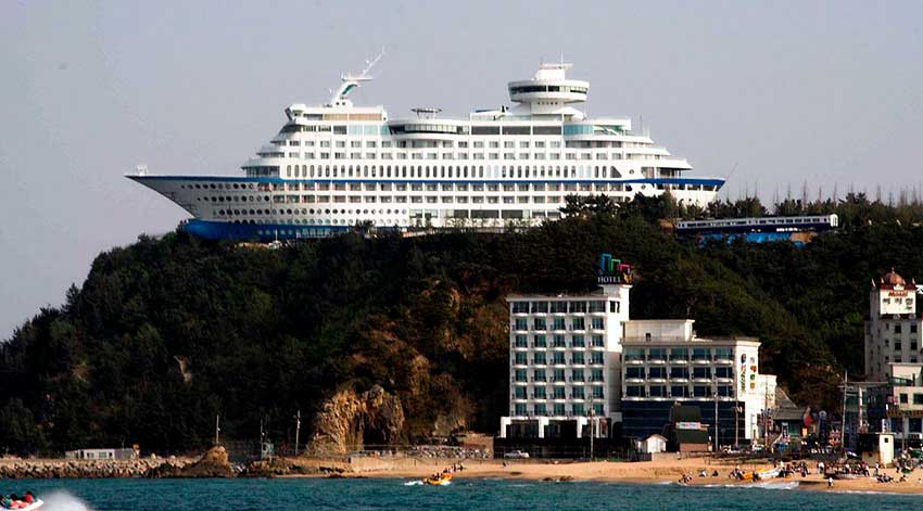 Sun Cruise Resort Yacht, hotel-crucero encallado