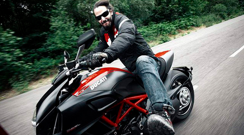 Keanu Reeves montando su Ducati
