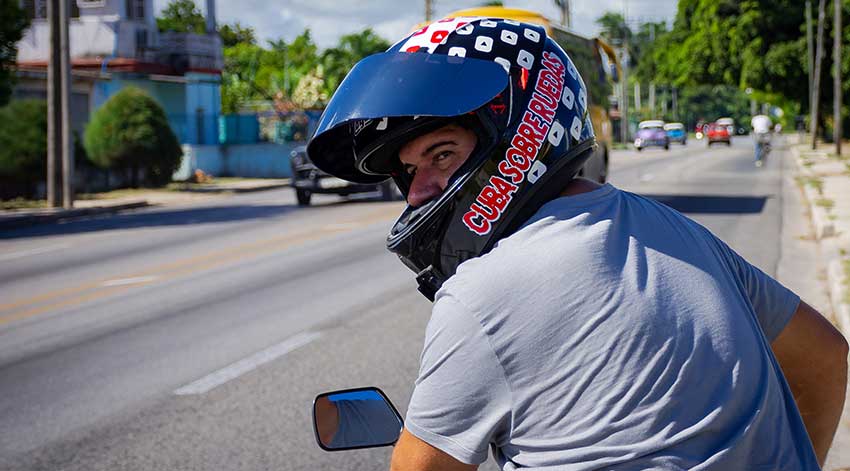  Héctor Fernández Sotolongo youtuber de Cuba sobre ruedas