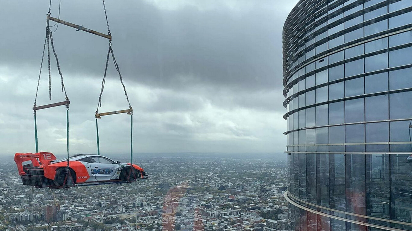 El ascenso de un McLaren Senna GTR a un piso 57 para decoración 