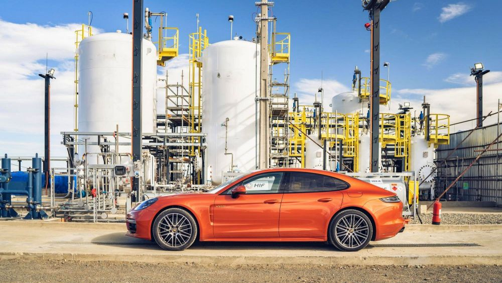 Un Porsche Panamera alimentado por combustibles sintéticos producidos en la planta de la marca.