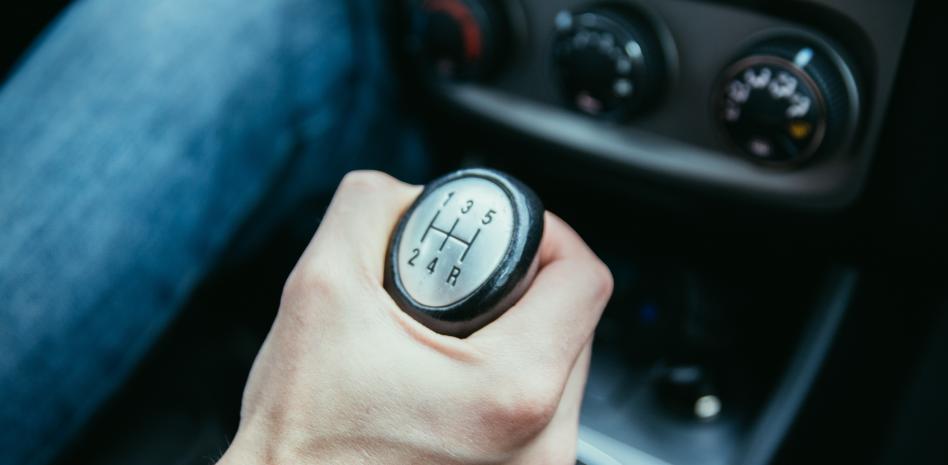 Saltarse velocidades cuando conduces un coche con cambio manual 