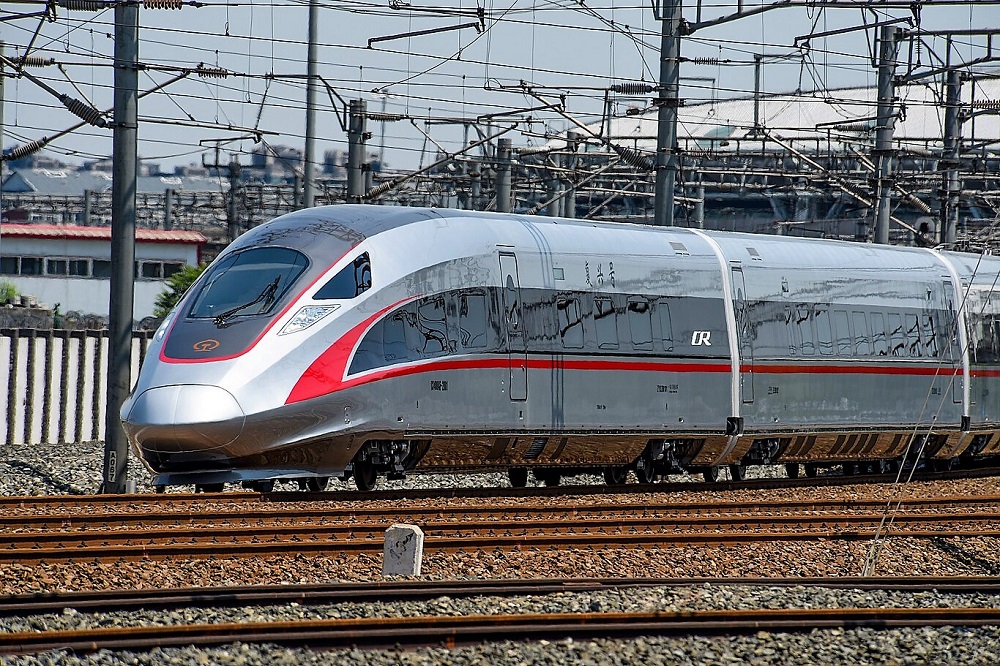 La velocidad: importancia en la batalla avión vs. tren