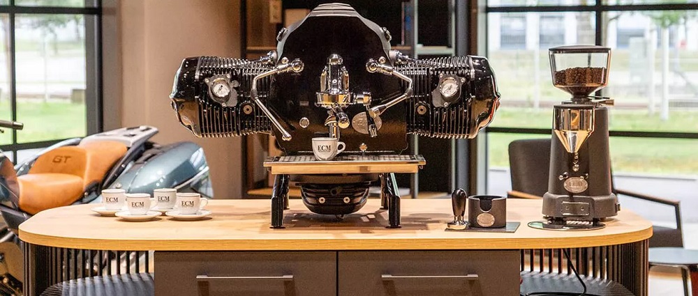 Máquina de café inspirada en el motor de una moto R18