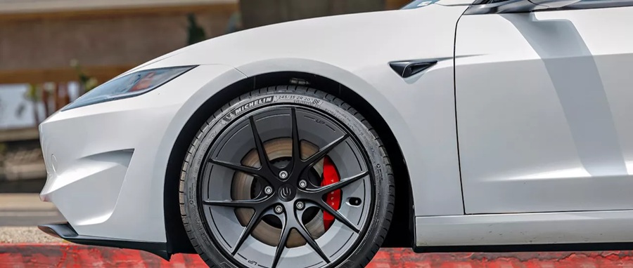 Tesla apuesta por llantas indestructibles
