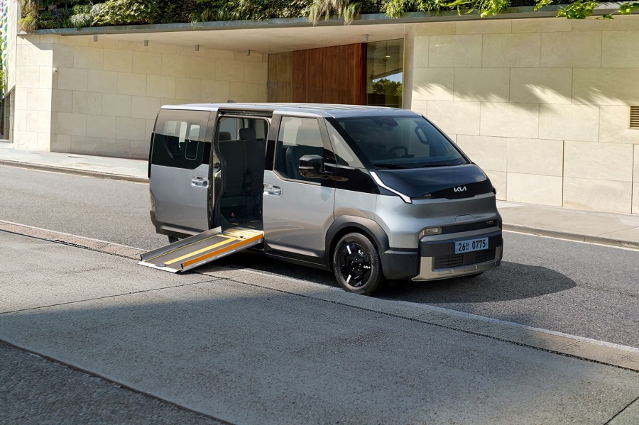 Kia presume nueva Van PV5 WAV Side Entry