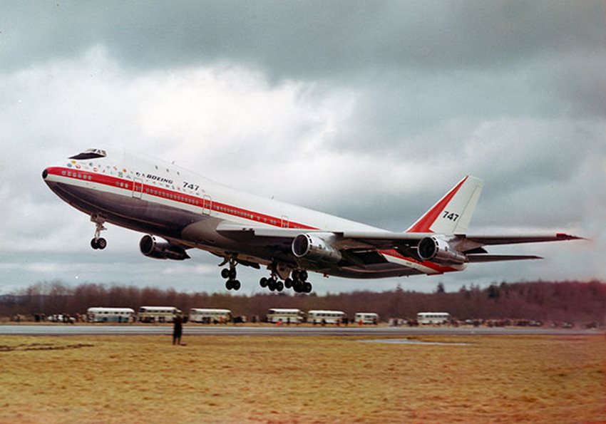 El Boeing B-747 se alza a los cielos en su primer vuelo en la pista de Paine Field en Everett, Washington
