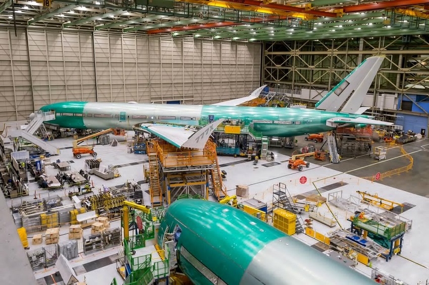 Dentro de una de las instalaciones de Boeing en Everest, se puede observar el primer “frame” concluido del primer B-777x