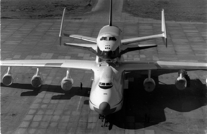 El Buran era trasladado sobre el fuselaje de un An-225 “Myria” , anteriormente se trasladó en una aeronave modelo VT-M