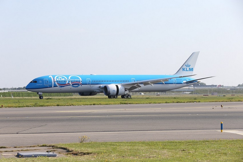 El primer B-787-10 de KLM en el momento del aterrizaje en el aeropuerto Amsterdam-Schiphol, esta es la versión mayor del B-787.