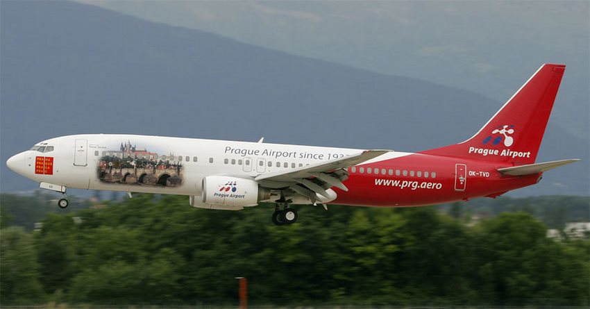 Un B-737 de CSA luce una librea conmemorativa del Aeropuerto de Praga, en la parte delantera una litografía de uno de los puentes de Praga