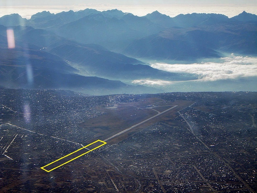 Aeropuerto “El Alto” en La Paz, Bolivia, considerado el segundo más alto del mundo a 4 058 m (13 313 pies) de altura. Por su condición “hot and high” posee una pista de 4 000 m. En el rectángulo amarillo, la zona de seguridad de casi 2000 m.